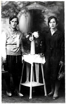 Brankova mama Antonija  s sestro 1929